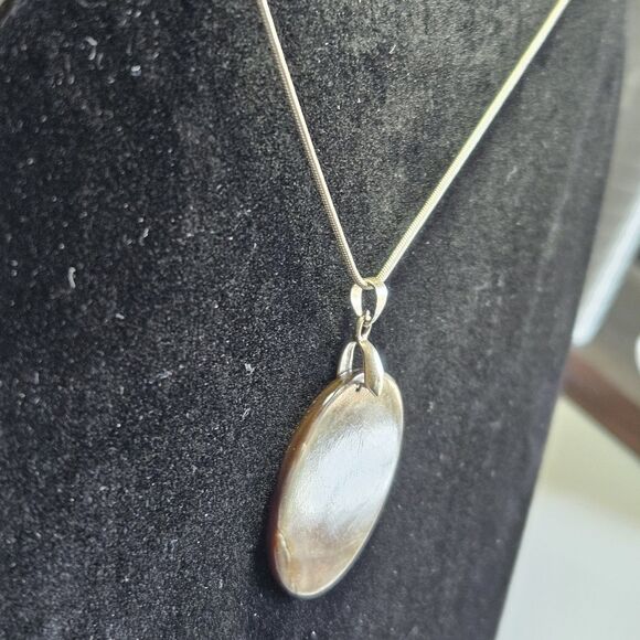 Sterling Silver Mother Of Pearl Pendant On 32" Chain - Picture 6 of 14